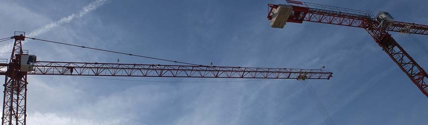 Cielo con 2 gru di un cantiere edile