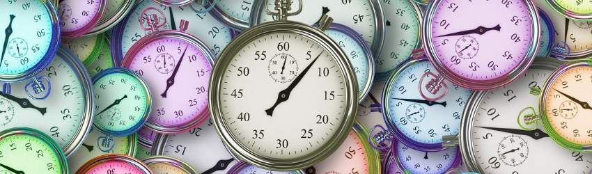 domina il tuo tempo: serie di cronometri colorati sovrapposti con in primo piano un cronometro più grande in funzione