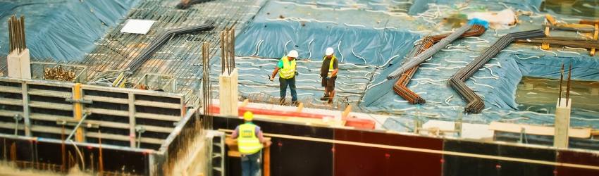permesso costruzione suolo pubblico: operai che lavorano alla costruzione di un palazzo