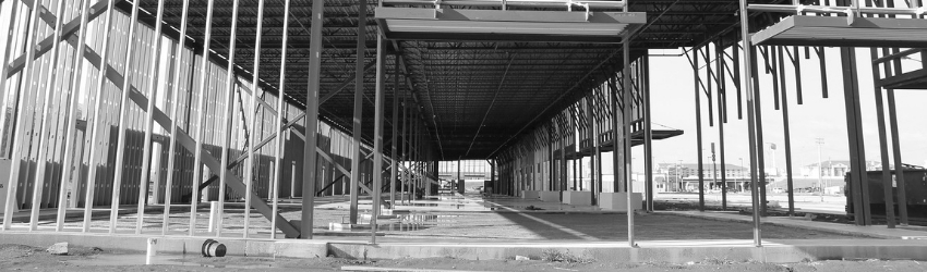 Opere incompiue: edificio in bianco e nero abbandonato