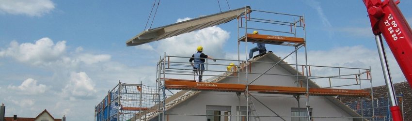 Circolare Applicativa NTC 2018: due operai che lavorano su un ponteggio per fare il tetto di una casa