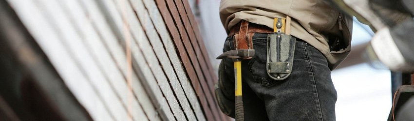Circolare Applicativa NTC 2018: operaio con strumenti di lavoro attaccati alla cintura che lavora