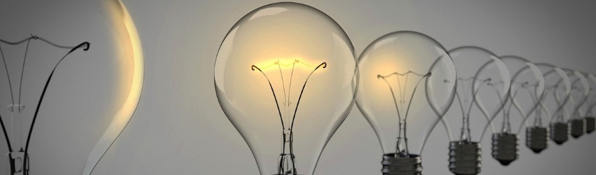17 ipotesi edilizia: lampadine sospese in aria in fila accese