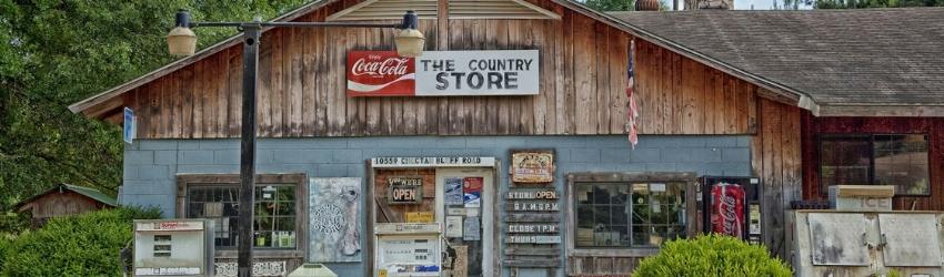 marketing realtà locali: vecchio negozio nella campagna americana
