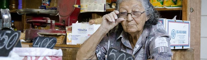marketing realtà locali: anziana commerciante dentro alla sua bottega antica