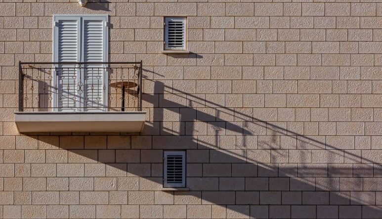 Il bacio della pioggia: amori e drammi su un balcone di mattoni