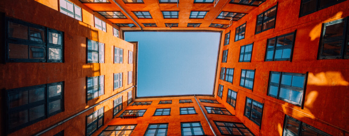 Tra le pieghe del tempo: ricordi incisi in muri antichi.