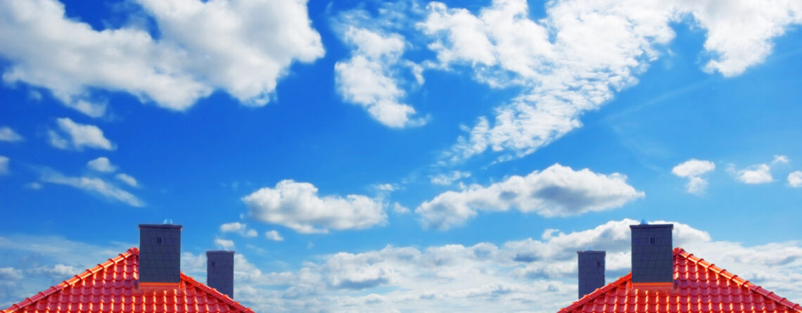 Il raggio di sole sulla tegola: un giorno luminoso in citta.