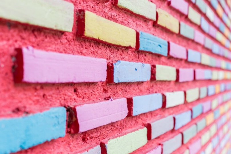 La scienza dietro la colorazione dei mattoni